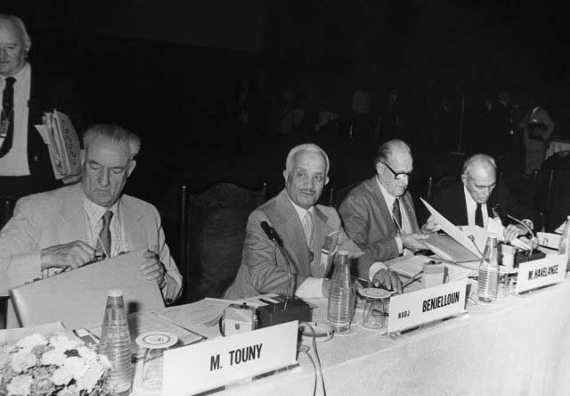 1983 - Hadj Mohammed Benjelloun participe à la 86e session du CIO à New Delhi, avec à sa gauche le président de la FIFA de l'époque, le Brésilien Joao Havelange